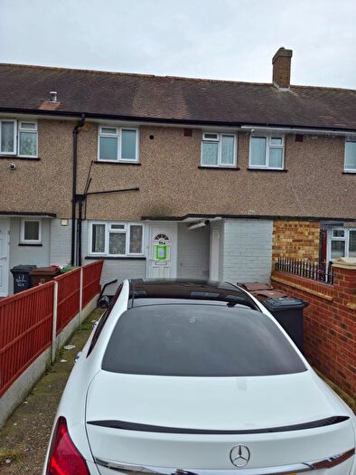 1 Bedroom Flat To Rent In Lawn Farm Grove, Romford, Essex, RM6