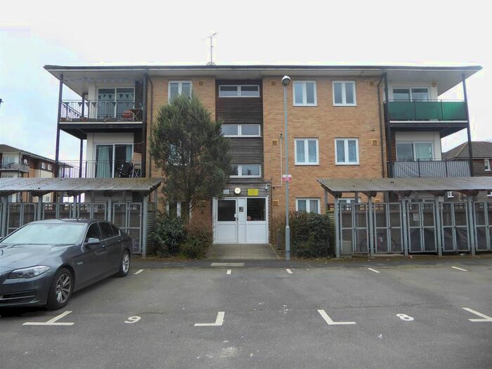 1 Bedroom Flat To Rent In Bennett Close, Hounslow, TW4