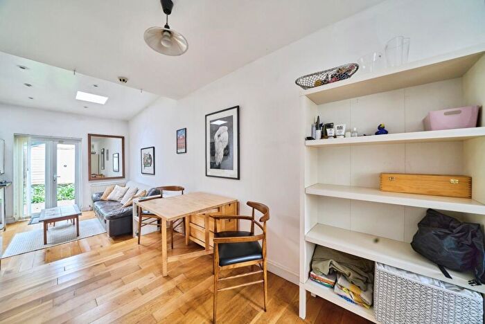 1 Bedroom Semi Detached House For Sale In Buckingham Road, London, E15