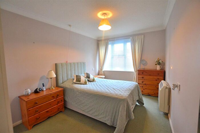 1 Bedroom Flat For Sale In Pinewood Court, Fleet, GU51