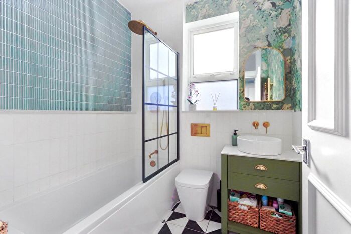 2 Bedroom Flat For Sale In Goldsmith Road, London, N11