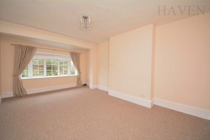 2 Bedroom Flat To Rent In High Road, London, N2