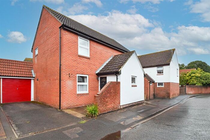4 Bedroom Detached House For Sale In Moorescroft, Kelvedon Hatch, Brentwood, CM15