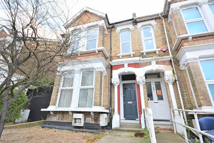 3 Bedroom Flat To Rent In Station Road, Hendon, NW4