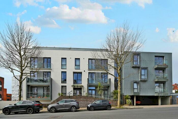 3 Bedroom Apartment To Rent In Montefiore Road, Hove, BN3