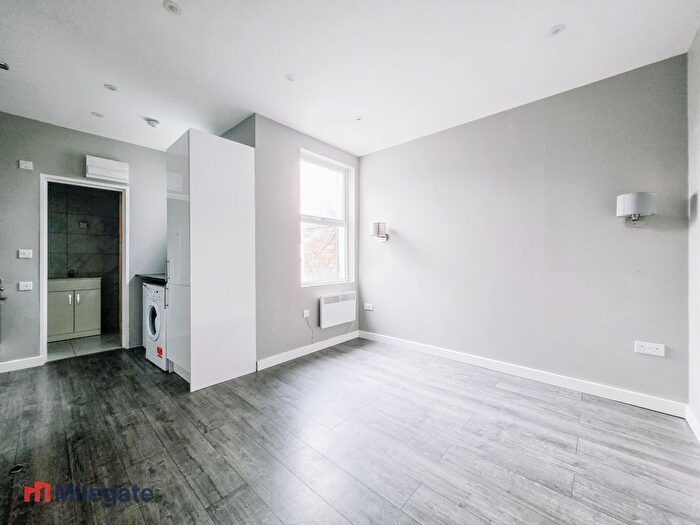 Studio To Rent In Hamlet Court Road, Westcliff-On-Sea, SS0