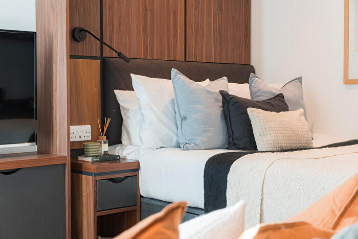 Apartment To Rent In Apt, Live Oasis Merrion Street Gardens #, LS2