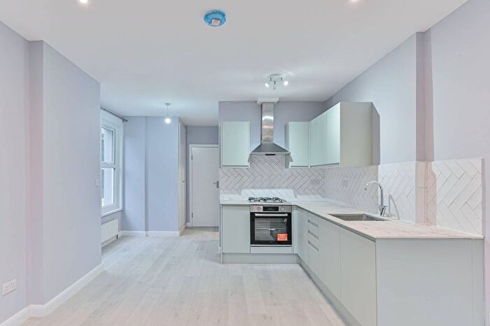 2 Bedroom Flat To Rent In Gilbey Road, Tooting Broadway, London, SW17