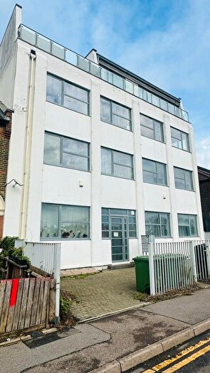 2 Bedroom Flat To Rent In Grove Road, South Woodford, Redbridge, London, E18