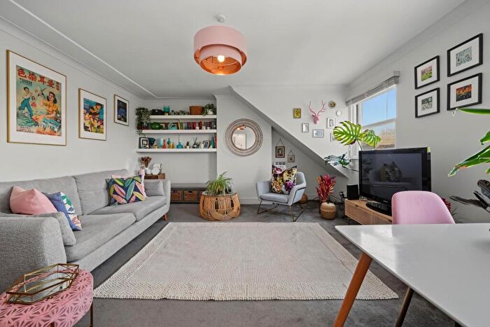 2 Bedroom Apartment For Sale In Adolphus Road, London, N4