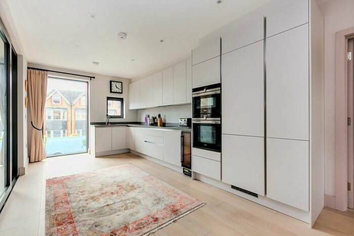 3 Bedroom Flat To Rent In Revelstoke Road, London, SW18