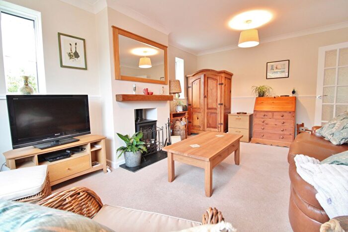 2 Bedroom Detached Bungalow For Sale In Mays Lane, Stubbington, Fareham, PO14
