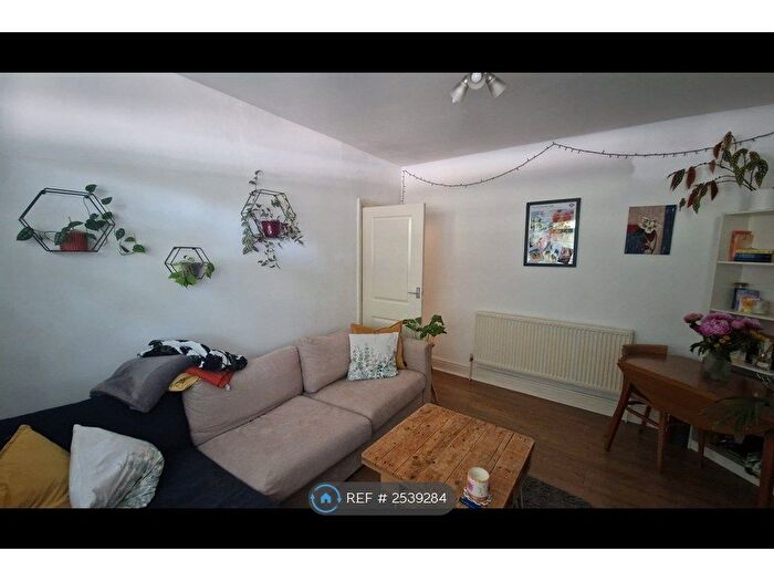 2 Bedroom Flat To Rent In Poynders Road, London, SW4