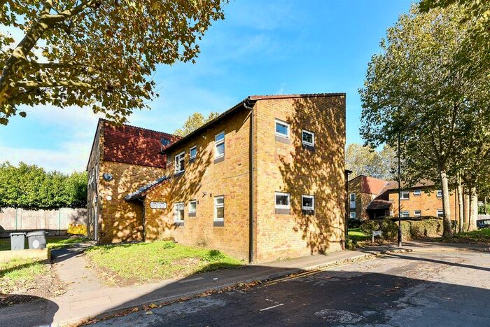 1 Bedroom Flat To Rent In Alexandra Road, London, E17