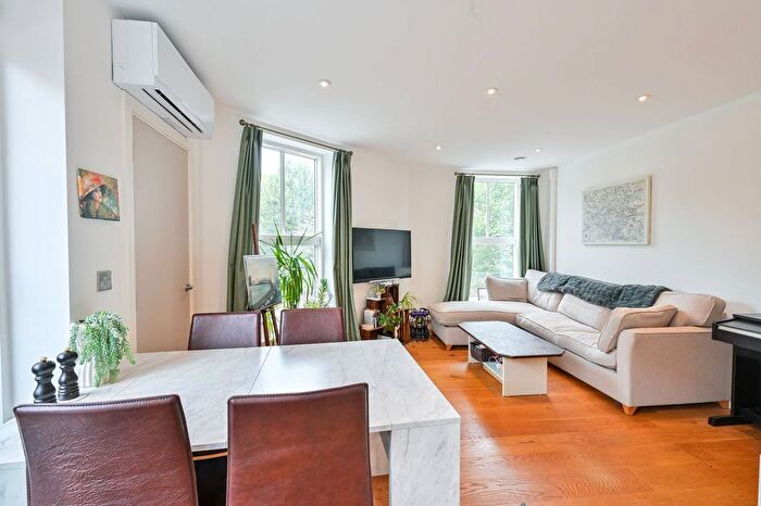 2 Bedroom Flat To Rent In Royal Standard Apartments, Elephant And Castle, London, SE1