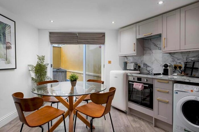 2 Bedroom Flat To Rent In Pembridge Villas, Notting Hill, London, W11