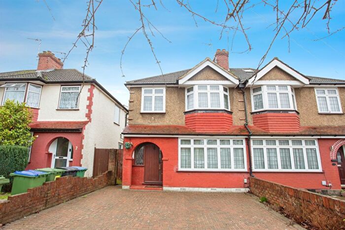 3 Bedroom Semi Detached House For Sale In Perivale Gardens, Watford, WD25