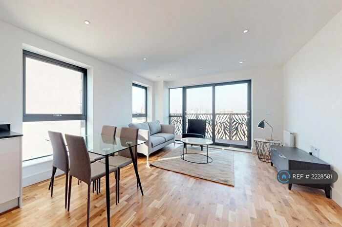 2 Bedroom Flat To Rent In City View Point, London, E14