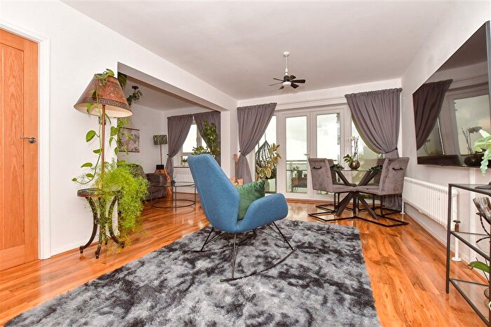 3 Bedroom Flat For Sale In The Gateway, Dover, Kent, CT16