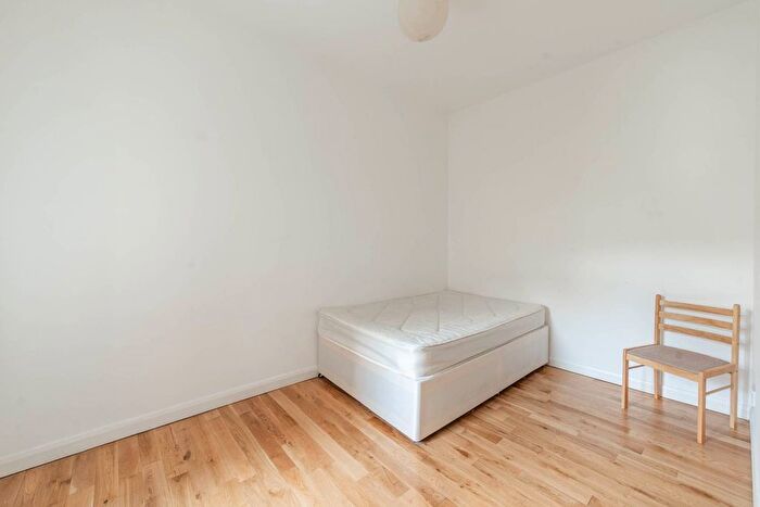 2 Bedroom Flat To Rent In Lime Grove, Shepherd's Bush, London, W12