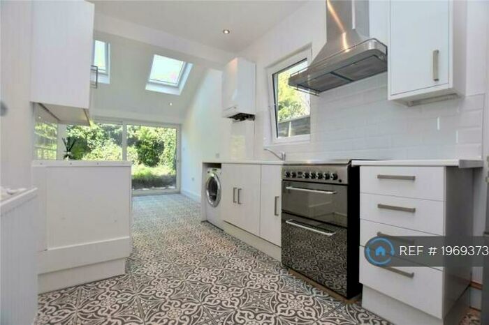 2 Bedroom Flat To Rent In Manor Road, London, SE25