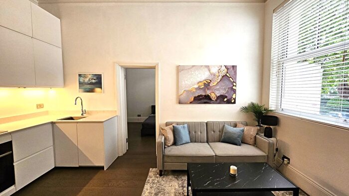 1 Bedroom Flat To Rent In Burlington Court, Chiswick, W4