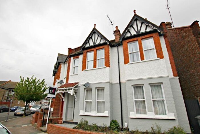 4 Bedroom Semi-Detached House To Rent In Maybury Gardens, Willesden, NW10