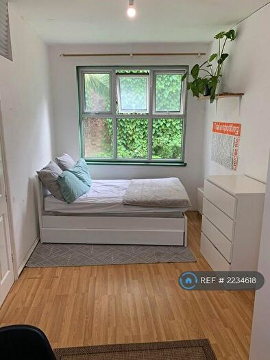 Studio To Rent In Hertlset Road, London, N7
