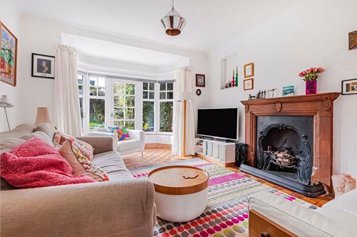 3 Bedroom Detached House For Sale In Copthall Drive, London, NW7