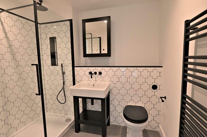2 Bedroom Flat To Rent In Brook Street, Kingston Upon Thames, Surrey, KT1