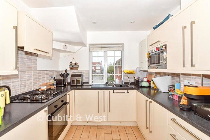 2 Bedroom Apartment For Sale In White Ladies Close, Havant, Hampshire, PO9