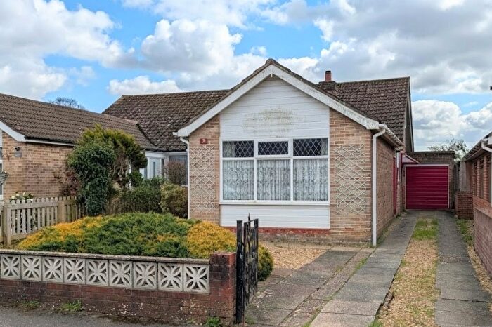 3 Bedroom Semi-Detached Bungalow For Sale In Tewkesbury Avenue, Fareham, PO15