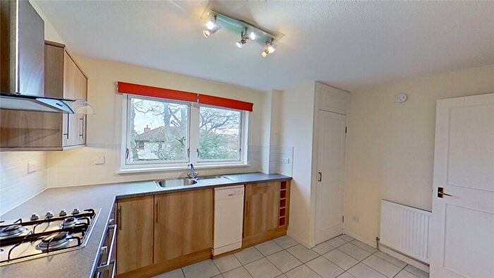 2 Bedroom Flat To Rent In Caithness Place, Edinburgh, EH5