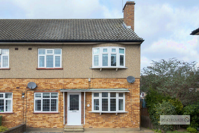 2 Bedroom Flat To Rent In Chalforde Gardens, Gidea Park, Essex, RM2