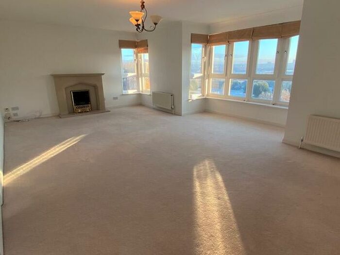 3 Bedroom Apartment To Rent In The Paddock, Hamilton, ML3