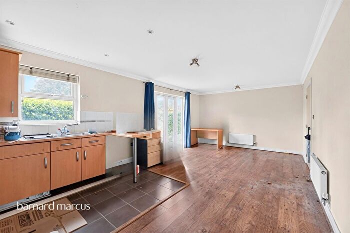 2 Bedroom Flat For Sale In White Lodge Close, Isleworth, TW7