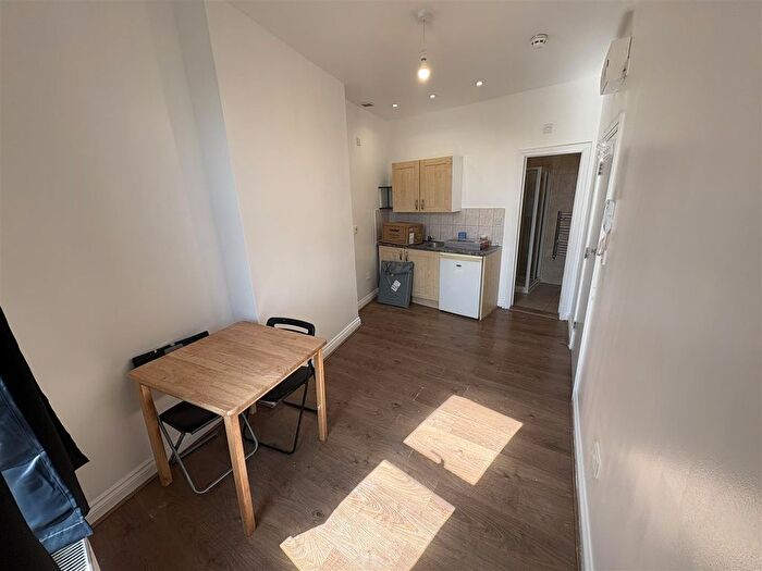 Studio To Rent In Bell Lane, Hendon, NW4