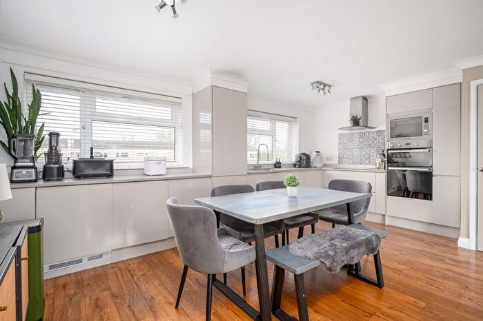 3 Bedroom Flat For Sale In Mellor Close, Walton-On-Thames, KT12