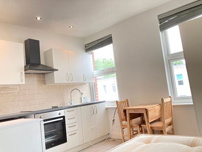 Studio To Rent In Very Near Warwick Road Area, Earls Court, SW5