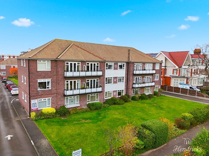 3 Bedroom Flat For Sale In Imperial Avenue, Westcliff-On-Sea, SS0