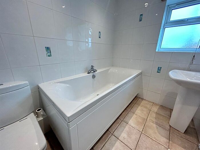 5 Bedroom Semi-Detached House To Rent In Chantry Road, East Ayton, Scarborough, YO13
