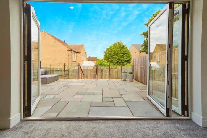 3 Bedroom End Of Terrace House For Sale In Quarry Park, Idle, Bradford, BD10