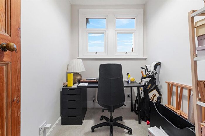 2 Bedroom Flat To Rent In Dumbarton Road, London, SW2