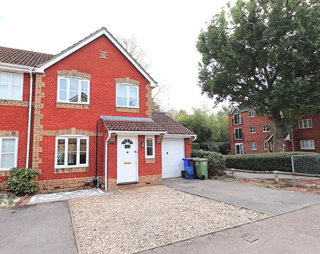 3 Bedroom End Of Terrace House For Sale In Collingwood, Farnborough, GU14