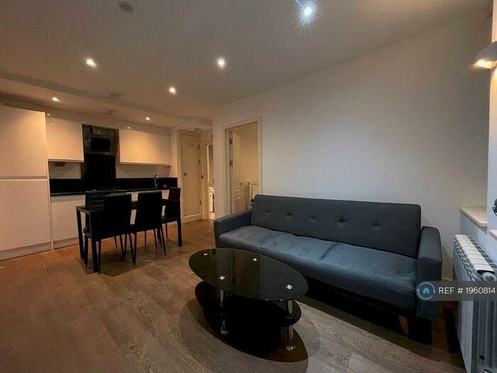 1 Bedroom Flat To Rent In Haredon House, Cheam, Sutton, SM3