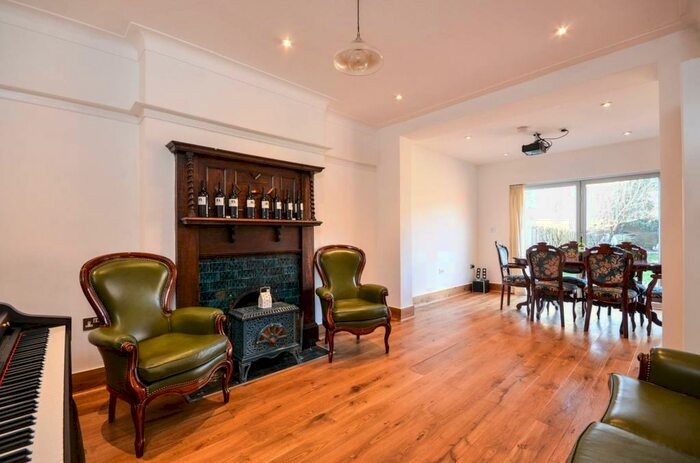 4 Bedroom House To Rent In Woodlands Avenue, Finchley Central, London, N3