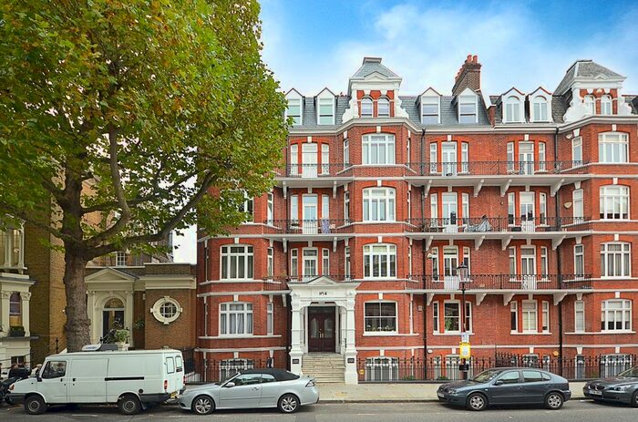 3 Bedroom Flat To Rent In Holland Park Gardens, London, W14