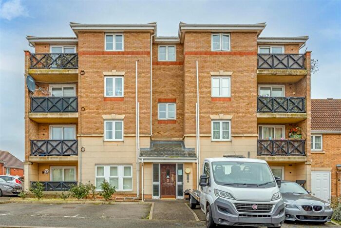 2 Bedroom Apartment For Sale In Collier Way, Southend-On-Sea, SS1