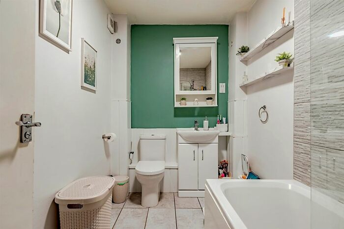 1 Bedroom Flat For Sale In Brighton Road, Salfords, Redhill, RH1