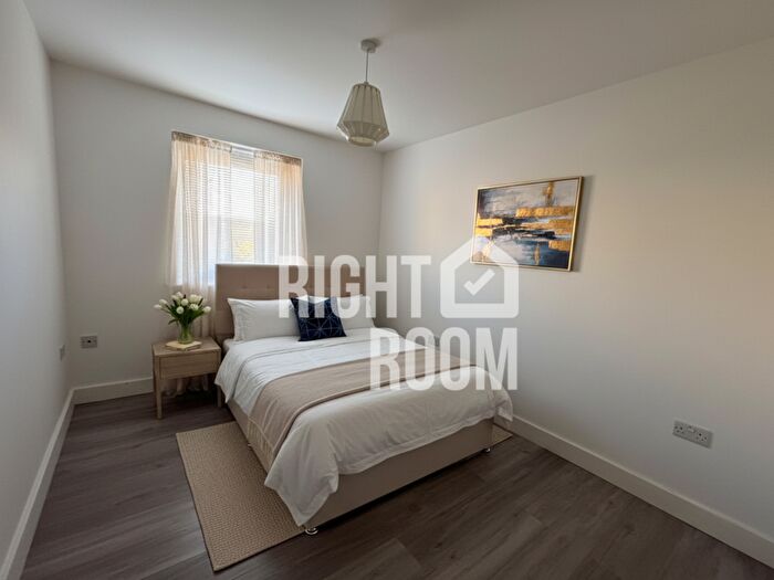 4 Bedroom Flat To Rent In Bed Flat, Lake View, Warren Avenue, Southampton, SO16